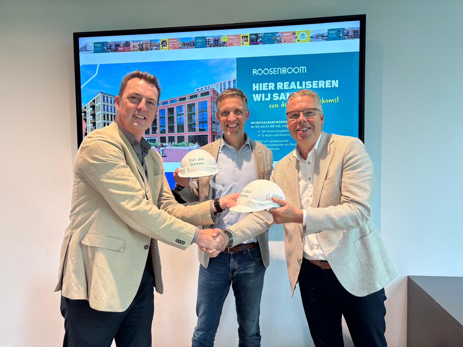 Wethouder Paul de Beer, Herald Besselink (Ontwikkelingsmanager Achmea Real Estate) en Marco Dijkshoorn (Directeur Projectontwikkeling Van Omme & De Groot Projectontwikkelaars en Bouwers)